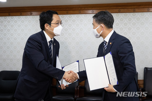 [서울=뉴시스] 김명원 기자 = 박능후(오른쪽) 보건복지부 장관과 최대집 대한의사협회장이 4일 오후 서울 종로구 정부서울청사에서 열린 의·정 협의체 구성 합의서 체결식에서 서명을 마친 뒤 악수를 하고 있다. 2020.09.04.  photo@newsis.com