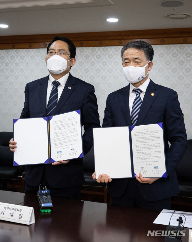 [서울=뉴시스] 김명원 기자 = 박능후(오른쪽) 보건복지부 장관과 최대집 대한의사협회장이 4일 오후 서울 종로구 정부서울청사에서 열린 의·정 협의체 구성 합의서 체결식에서 서명을 마친 뒤 포즈를 취하고 있다. 2020.09.04.  photo@newsis.com