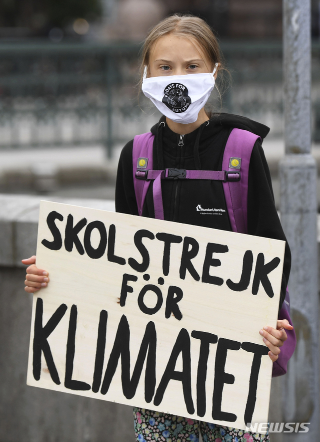 [스톡홀름=AP/뉴시스]스웨덴의 기후 활동가 그레타 툰베리(17)가 4일(현지시간) 스톡홀름의 의회 건물 앞에서 '기후 위한 학교 파업'이라고 적힌 팻말을 들고 시위하고 있다. 툰베리는  1년간의 '갭이어'(gap year)를 마치고 학교로 돌아가지만 스웨덴 의회 밖에서 매주 금요일 열리는 '금요 결석 시위'를 재개했다고 말했다. 2020.09.04.