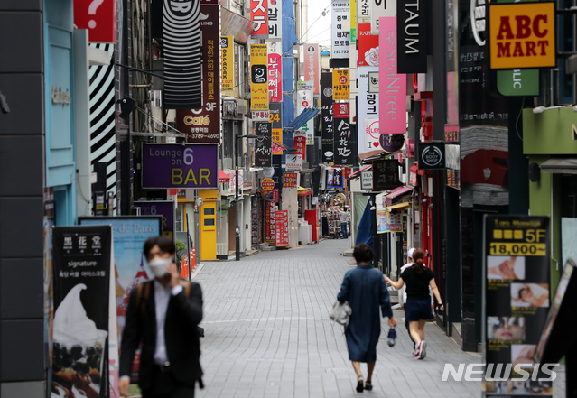 [서울=뉴시스] 이윤청 기자 = 정부가 6일 종료 예정이었던 수도권 사회적 거리두기 2.5단계를 1주일 연장하기로 했다. 6일 서울 명동거리가 한산한 모습을 보이고 있다. 2020.09.06.  radiohead@newsis.com