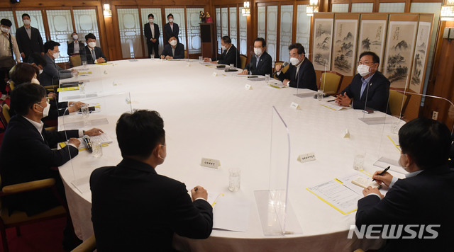 [서울=뉴시스]김병문 기자 = 이낙연 더불어민주당 대표가 6일 서울 삼청동 총리공관에서 열린 고위 당정협의회에서 발언하고 있다. 이날 협의회에서는 코로나19에 따른 2차 재난지원금 지급 등 긴급 민생경제 종합대책에 대해 논의했다. 2020.09.06.  photo@newsis.com 