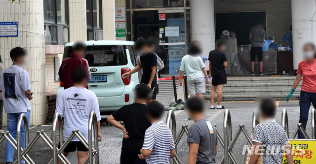 [부산=뉴시스] 하경민 기자 = 부산 사하구 해동고등학교 교직원 1명과 1학년 학생 1명이 잇달아 신종 코로나바이러스 감염증(코로나19) 확진 판정을 받은 가운데 6일 오전 해동고 학생들이 사하구 보건소 선별진료소를 찾아 코로나19 진단검사를 받기 위해 차례를 기다리고 있다. 2020.09.06. yulnetphoto@newsis.com