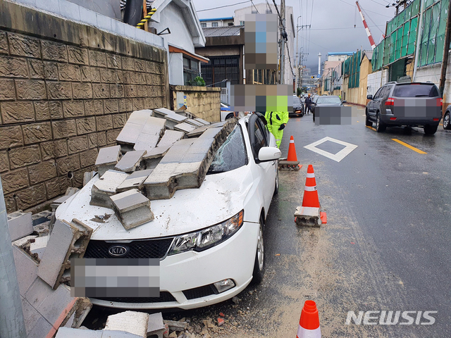 [부산=뉴시스] 태풍경보가 발효된 7일 오전 부산 영도구의 한 건물 벽면이 강풍에 무너지면서 아래에 주차된 차량 2대가 파손됐다. (사진=부산경찰청 제공). 2020.09.07. photo@newsis.com