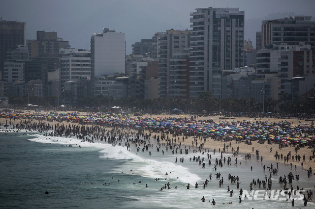 [이파네마(브라질)= AP/뉴시스] 코로나19 감염자와 사망자가 급증하고 있는데도 6일(현지시간) 브라질 해변에서 연휴를 즐기는 관광객 인파.  