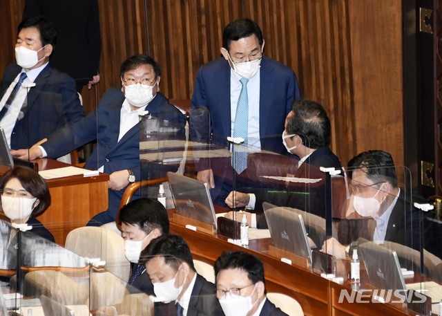 [서울=뉴시스]배훈식 기자 = 주호영 국민의힘 원내대표가 7일 국회에서 열린 이낙연 더불어민주당 대표의 교섭단체 대표연설이 끝난 후 이야기를 하고 있다. 2020.09.07. photo@newsis.com