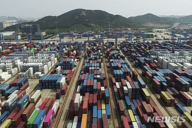 [칭다오=AP/뉴시스] 9월1일(현지시간) 중국 산둥성 칭다오 항구에 컨테이너들이 늘어선 모습. 2020.10.13. 