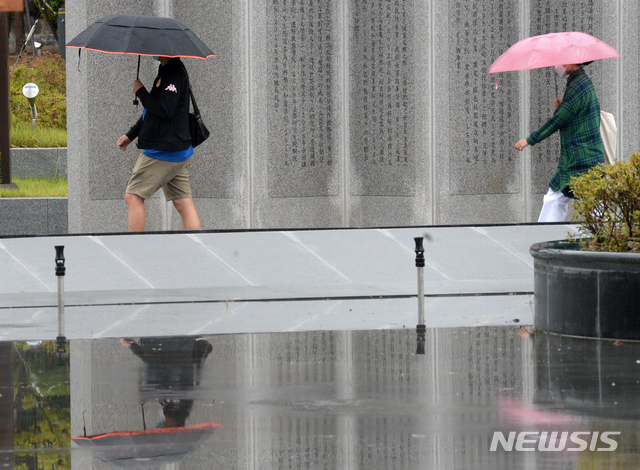 [전주=뉴시스] 김얼 기자 = 지난 7일 전북의 한 대학교에서 학생들이 우산으로 비를 피하며 교정을 지나고 있다. 2020.09.07.pmkeul@newsis.com