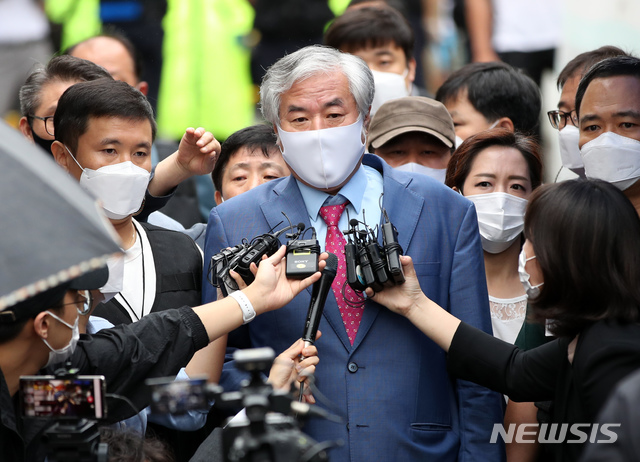 [서울=뉴시스] 고범준 기자 = 선거법 위반 등의 혐의로 구속됐다 보석으로 풀려났던 전광훈 사랑제일교회 담임목사가 다시 구치소에 수감 전 7일 오후 서울 성북구 사랑제일교회 앞에서 기자회견을 하고 있다. 2020.09.07.  bjko@newsis.com 