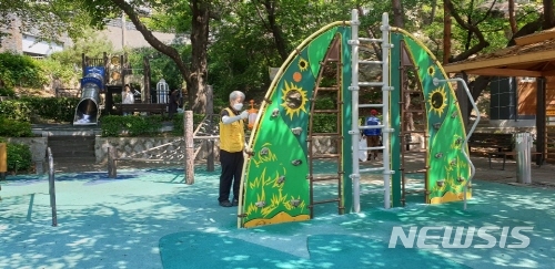 [서울=뉴시스] 서울 종로구 어린이놀이시설 방역. (사진=종로구 제공) 2020.09.08. photo@newsis.com 