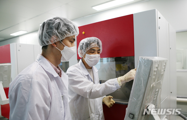 [서울=뉴시스] 삼성디스플레이 직원(왼쪽)과 협력 기업인 그린광학 직원이 실시간 모니터링 시스템을 점검하고 있다. (제공=삼성디스플레이)