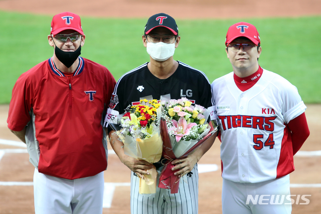 [서울=뉴시스] KIA 타이거즈가 8일 박용택의 마지막 광주 원정을 기념하기 위해 작은 행사를 실시했다. (사진 = KIA 타이거즈 제공)