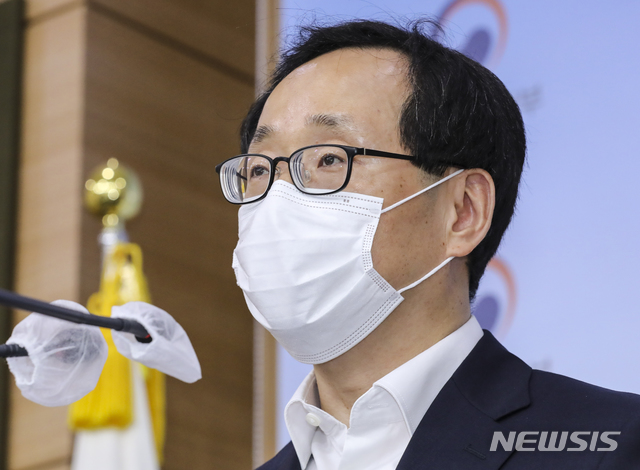 [서울=뉴시스]김명원 기자 = 김흥진 국토교통부 주택토지실장이 8일 오전 서울 종로구 정부서울청사 별관 합동브리핑룸에서 '3기 신도시 사전청약' 관련 브리핑을 하고 있다. 2020.09.08. photo@newsis.com