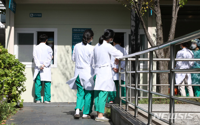 [서울=뉴시스] 고범준 기자 = 의대정원 확대 등에 반대하며 집단휴진을 이어온 전공의들이 일부 복귀한 8일 오전 서울 송파구 서울아산병원에서 전공의들이 코로나19 검사를 받고 있다. 2020.09.08.  bjko@newsis.com