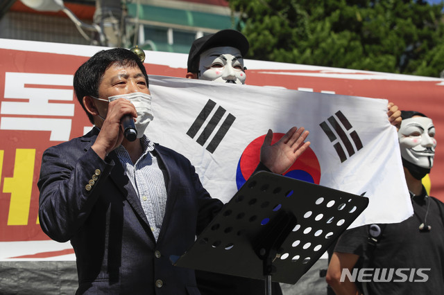 [서울=뉴시스] 박민석 기자 = 박상학 자유북한운동연합 대표가 8일 오전 서울 성북구 사랑제일교회 앞에서 열린 기자회견에 참석해 전광훈 목사 보석 취소에 대한 입장을 밝히고 있다. 2020.09.08. mspark@newsis.com