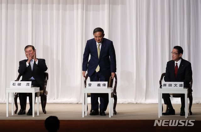 [도쿄=AP/뉴시스]8일 오후 1시부터 자민당 본부에서 열린 자민당 총재 후보 입회 연설회가 열린 가운데 스가 요시히데 관방장관(가운데)이 일어서서 인사하고 있다. 왼쪽에는 이시바 시게루 전 자민당 간사장, 오른쪽에는 기시다 후미오 자민당 정조회장이 앉아있다. 2020.09.08.