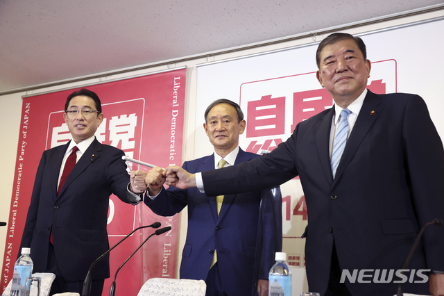 [도쿄=AP/뉴시스]8일 일본 도쿄 자민당 본부에서 자민당 총재 후보 공동 기자회견이 열려 3명의 후보가 기념촬영을 하고 있다. 왼쪽부터 기시다 후미오 자민당 정조회장, 스가 요시히데 일본 관방장관, 이시바 시게루 전 자민당 간사장. 차기 총리로 가장 유력한 스가 관방장관은 "아베 정권을 계승해 국민을 위해 일하는 내각을 만들겠다"라고 강조했다. 2020.09.08. 