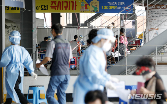 [광주=뉴시스] 신대희 기자 = 8일 광주 북구보건소 코로나19 선별진료소에서 의료진이 주민의 검체를 채취하기 전 문진하고 있다. 이날 광주에서 10명이 새롭게 확진 판정을 받아 누적 환자가 452명으로 늘었다. (사진 = 광주 북구 제공) 2020.09.08.  photo@newsis.com 