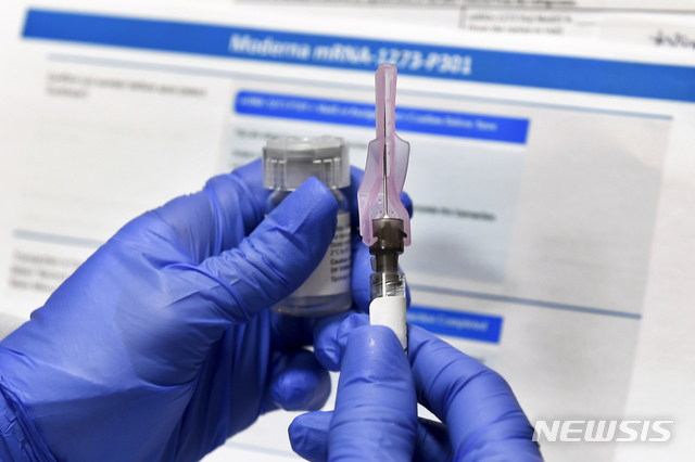 [빙엄튼(미 뉴욕주)=AP/뉴시스]지난 7월27일(현지시간) 미 뉴욕주 빙엄튼에서 한 간호사가 미 국립보건원(NIH)과 모더나사가 공동 개발한 신종 코로나바이러스 감염증(코로나19) 백신 실험을 위해 백신 주사를 준비하고 있다. 2020.10.30.