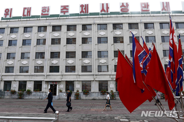 [평양=AP/뉴시스]제72주년 북한 정권 수립 기념일인 9일 평양 거리에 북한 국기가 펄럭이고 있다. 2020.09.09.
