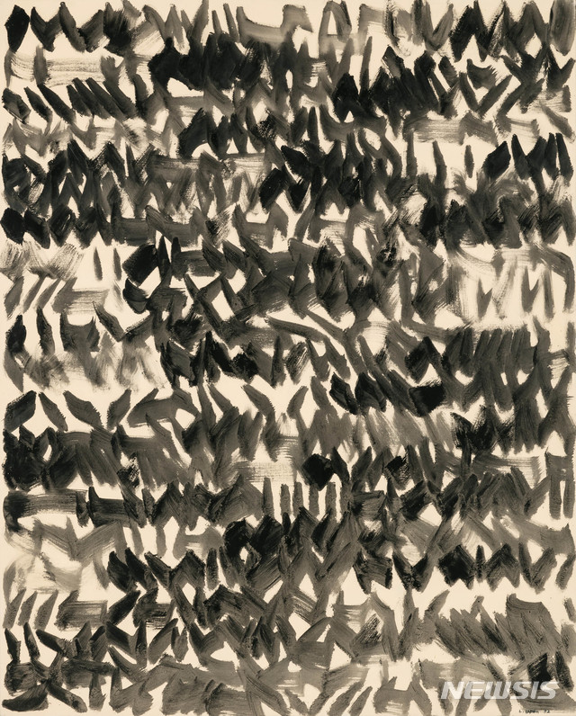 [서울=뉴시스] 이우환, 바람으로부터 No. 82604,pigment suspended in glue, on canvas,162.2×130.3cm (100), 1982,추정가 8~12억원. 사진=케이옥션 제공.