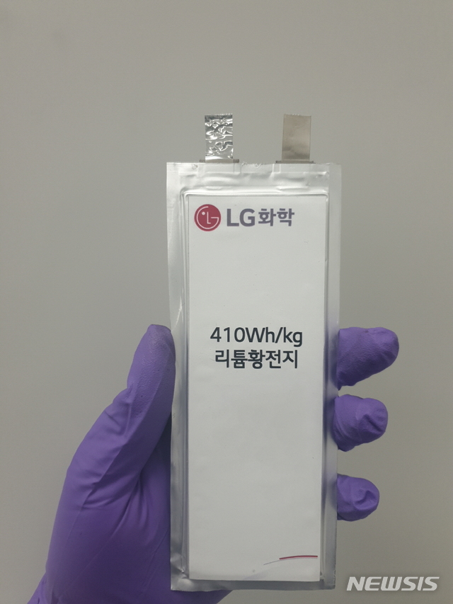 [서울=뉴시스]무인기에 탑재된 리튬-황 배터리. 2020.09.10. (사진=LG화학 제공)