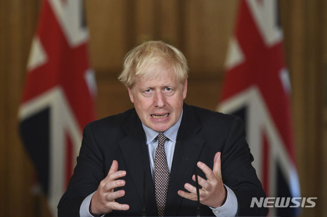 [런던=AP/뉴시스]보리스 존슨 영국 총리가 9일(현지시간) 런던 다우닝가 화상 원격 기자회견을 열고 연설하고 있다. 2020.09.10.
