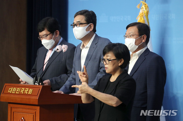 [서울=뉴시스]김선웅 기자 = 국민의힘 곽상도 의원 등 이상직의원-이스타 비리의혹 진상규명 특별위원회가 10일 오후 서울 여의도 국회 소통관에서 이스타항공 운영 관련 이상직 의원의 횡령, 배임, 자본시장법 위반 혐의에 대한 수사 촉구 기자회견을 하고 있다. 2020.09.10. mangusta@newsis.com