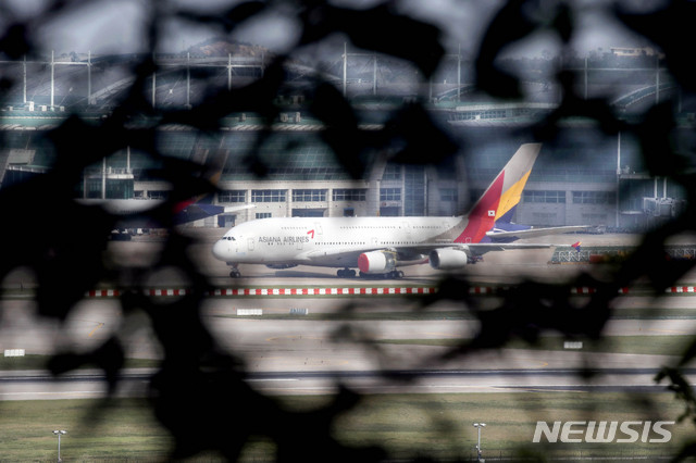 [인천공항=뉴시스]김병문 기자 = 아시아나항공 채권단의 M&A(인수·합병) 무산에 따른 '플랜B' 보고와 지원 방식이 결정되는 산업경쟁력강화 관계장관 회의를 하루 앞둔 10일 오후 인천국제공항 주기장에 아시아나항공 여객기들이 세워져 있다. 2020.09.10.  dadazon@newsis.com