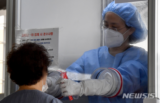 [광주=뉴시스] 신대희 기자 = 10일 오전 광주 북구보건소 코로나19 선별진료소에서 의료진이 진단 검사 대상자의 검체를 채취하고 있다. 2020.09.10.  sdhdream@newsis.com