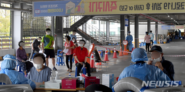 [광주=뉴시스] 신대희 기자 = 10일 오전 광주 북구보건소 코로나19 선별진료소에서 의료진이 진단 검사 대상자의 검체를 채취하기 앞서 문진하고 있다. 2020.09.10.  sdhdream@newsis.com