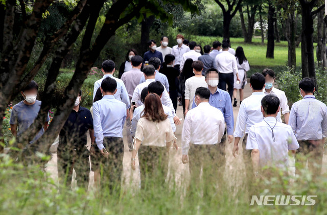 [서울=뉴시스]김병문 기자 = 직장인들이 10일 점심시간 서울 영등포구 여의도공원 인근 도로를 걷고 있다. 2020.09.10.  dadazon@newsis.com