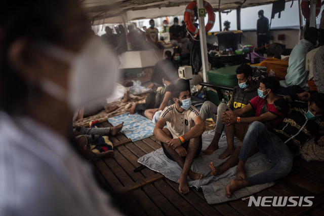 [트리폴리=AP/뉴시스] 지중해의 리비아 해역에서 구조된 유럽행 난민들이 지난 9월9일 배 안에서 마스크를 쓴채 대기하고 있다.2020.09.14 