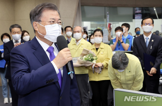 [청주=뉴시스]추상철 기자 = 문재인 대통령이 11일 충북 청주 질병관리본부 긴급상황센터에서 정은경 초대 질병관리청장에게 임명장을 수여한 뒤 발언하고 있다. 정 초대 청장이 문 대통령의 격려 발언을 들은 뒤 허리를 깊이 숙이고 있다. 2020.09.11.  scchoo@newsis.com