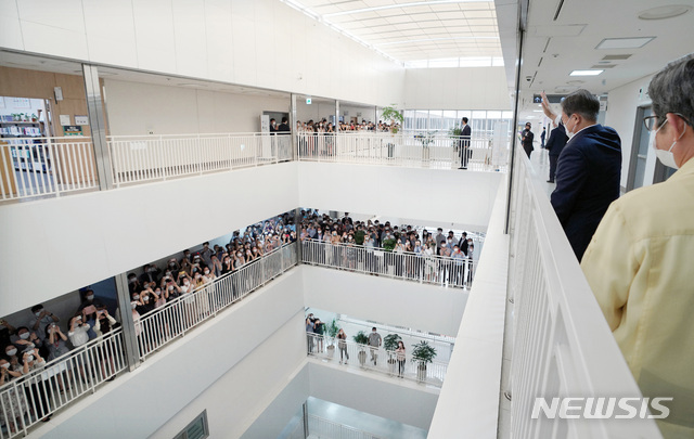 [세종=뉴시스]추상철 기자 = 문재인 대통령이 11일 오전 정부세종청사 코로나19 중앙사고수습본부를 격려 방문을 마치고 나가던 중 복도에서 기다리던 직원들을 향해 손을 흔들고 있다. 2020.09.11.  scchoo@newsis.com