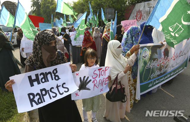 [이슬라마바드] 파키스탄 수도에서 여성들이 11일 이틀 전에 동부 펀자브주 도로에서 저질러진 고장차량 윤간 사건을 비난하는 시위에 나서고 있다. 시위 여성은 종교 당파 소속이며 '강간범을 교수형에 처하라'는 글이 보인다. 