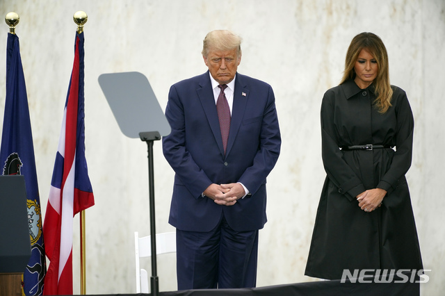 [섕스빌=AP/뉴시스]도널드 트럼프 미국 대통령과 아내 멜라니아 여사가 9.11테러 19주기인 11일(현지시간) 펜실베이니아 섕스빌에서 열린 추모 행사에서 희생자들을 기리며 묵념하고 있다. 2020.9.12.