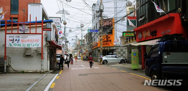 [의정부=뉴시스] 이호진 기자 = 수도권 사회적 거리두기가 2단계로 하향된 14일 경기 의정부시 부대찌개 거리의 한산한 모습. 2020.09.14. asake@newsis.com