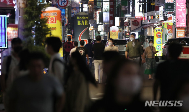 [서울=뉴시스] 박미소 기자 = 수도권의 사회적 거리두기 조치가 2단계로 완화된 14일 오후 서울 송파구의 한 거리에서 시민들이 걸어가고 있다. 2020.09.14.  misocamera@newsis.com