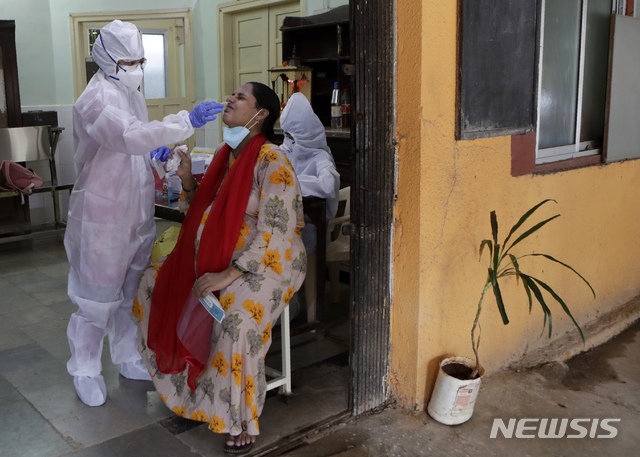 [뭄바이=AP/뉴시스] 인도 보건부는 신종 코로나바이러스 감염증(코로나19)으로 인한 사망자가 8만명을 넘어섰다고 15일 발표했다. 사진은 지난 14일 인도 뭄바이의 한 보건소에서 의료진이 코로나19 검사를 실시하는 모습. 2020.9.15.