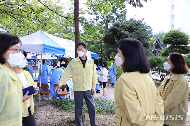 [서울=뉴시스] 이창우 동작구청장(사진 가운데)이 15일 코로나19 확진자가 발생한 서울공업고등학교를 직접 방문한 모습. (사진=서울 동작구 제공) 2020.09.15. photo@newsis.com 