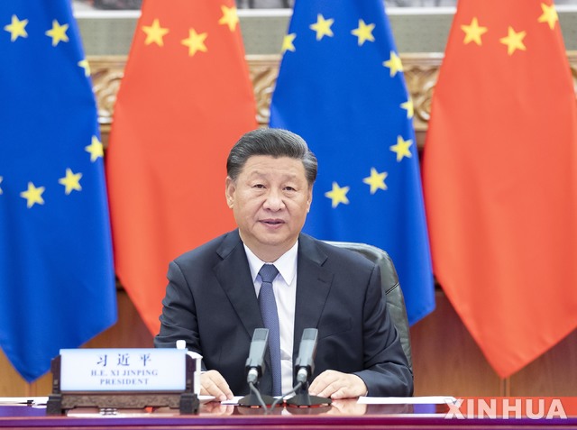 [베이징=신화/뉴시스]시진핑 중국 국가주석이 2020년 9월 14일 유럽연합(EU) 지도부와 화상회의 중이다. 2020.09.15.