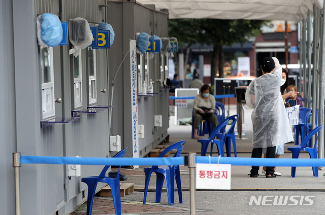 [서울=뉴시스] 박주성 기자 = 국내 신종 코로나바이러스 감염증(코로나19) 확진자 수가 최근 사흘 연속 100명대 초반을 기록한 15일 오후 서울 영등포구보건소에 마련된 선별진료소가 한산한 모습을 보이고 있다. 2020.09.15. park7691@newsis.com