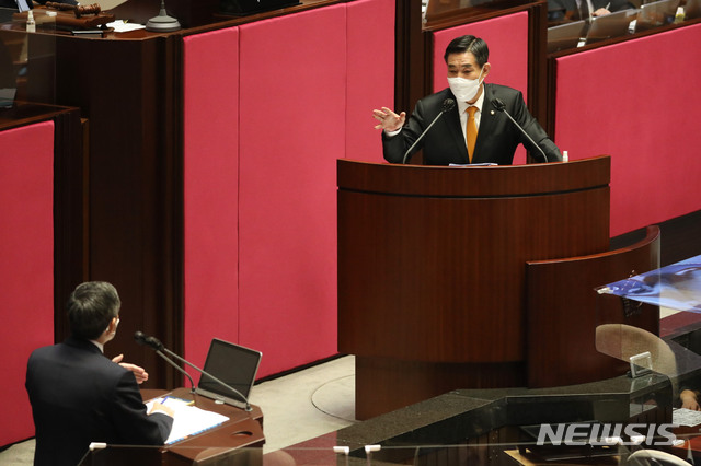 [서울=뉴시스] 최동준 기자 = 신원식 국민의힘 의원이 15일 오후 국회에서 열린 외교·통일·안보 분야 대정부질문에서 정경두 국방부장관에게 질의하고 있다. (공동취재사진) 2020.09.15. photo@newsis.com