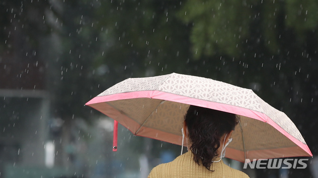 [서울=뉴시스] 조수정 기자 = 가을비가 내린 지난 16일 오전 서울 종로구 세종로 네거리에서 시민들이 우산을 쓰고 걸어가고 있다. 2020.09.16.  chocrystal@newsis.com
