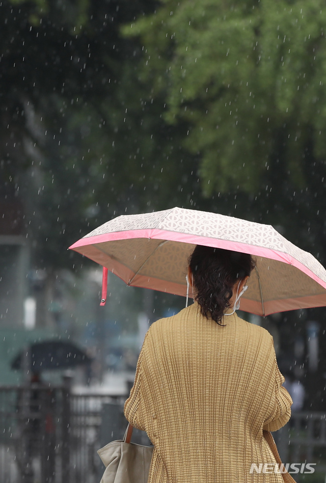 [서울=뉴시스] 조수정 기자 = 가을비가 내린 지난 16일 오전 서울 종로구 세종로 네거리에서 시민들이 우산을 쓰고 걸어가고 있다. 2020.09.16. chocrystal@newsis.com