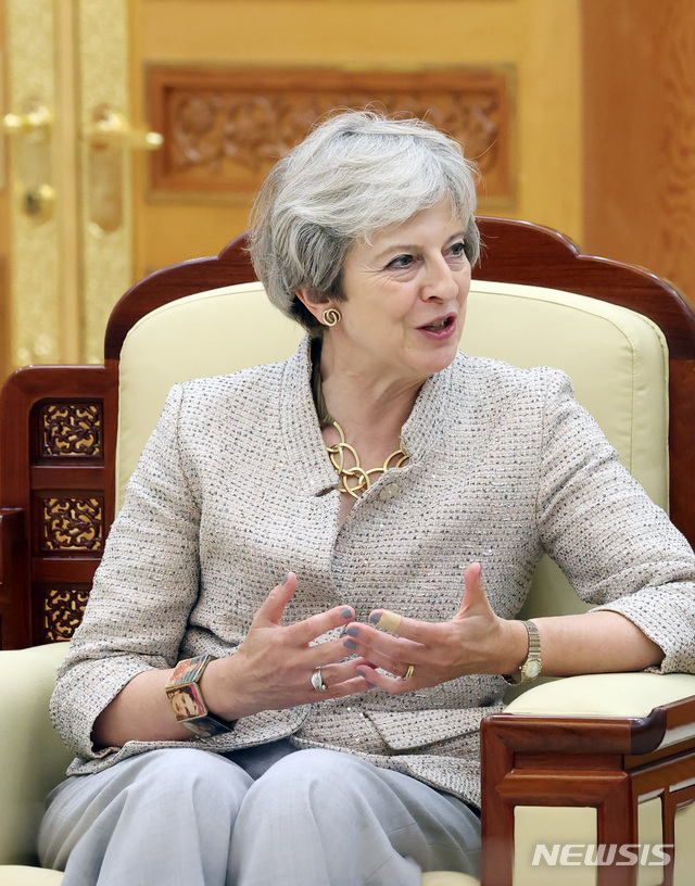 [서울=뉴시스]지난 2020년 9월16일 방한 중 청와대에서 문재인 대통령과 이야기를 나누고 있는 테리사 메이 전 영국 총리의 모습.