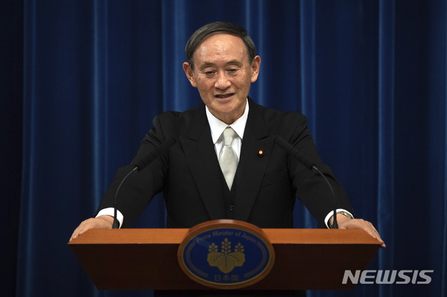 [도쿄=AP/뉴시스]지난 16일 스가 요시히데 일본 총리가 취임 기자회견에서 발언하고 있다. 202.09.18.