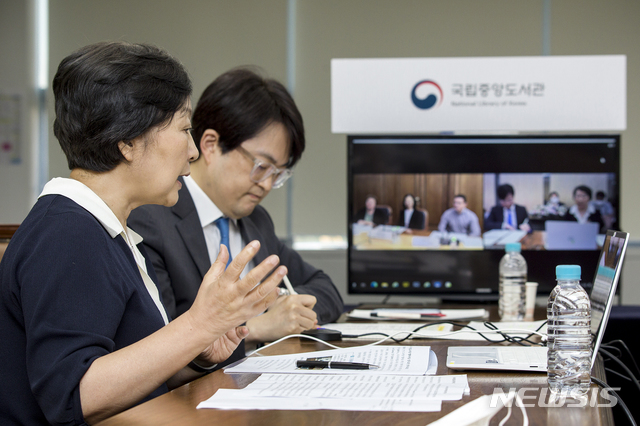 [서울=뉴시스]서혜란 국립중앙도서관장이 지난 16일 오후 바딤 두다 러시아국립도서관장과 화상회의를 진행하고 있다. (사진 = 국립중앙도서관 제공) 2020.09.17.photo@newsis.com