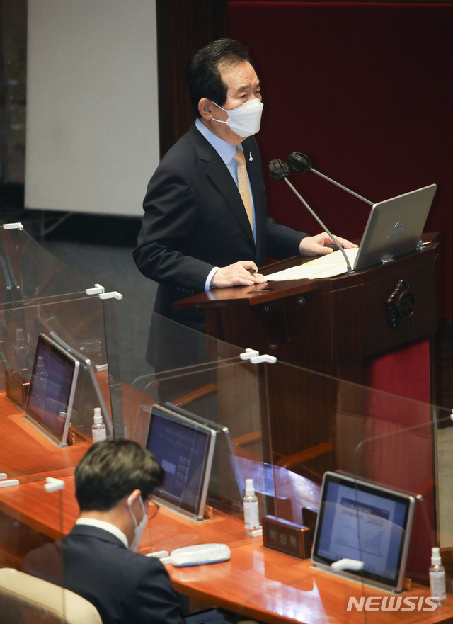 [서울=뉴시스] 최동준 기자 = 정세균 국무총리가 17일 오후 서울 여의도 국회 본회의에서 열린 교육·사회·문화 분야 대정부질문에서 질의에 답변하고 있다. (공동취재사진) 2020.09.17.  photo@newsis.com