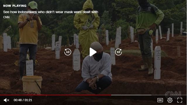 [서울=뉴시스]인도네시아 동자바주의 한 마을이 마스크를 착용하지 않은 사람에게 신종 코로나바이러스 감염증(코로나19)으로 숨진 희생자를 위한 무덤파는 일을 처벌로 부과하고 있다. 수도 자카르타에서는 공공장소에서 관 위에 앉아 있도록 하는 처벌도 등장했다. <사진 출처 : CNN 동영상 캡처> 2020.9.18